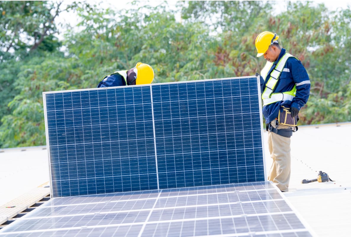Instalación de paneles solares para empresas en Chile: Requisitos, costos y trámites SEC