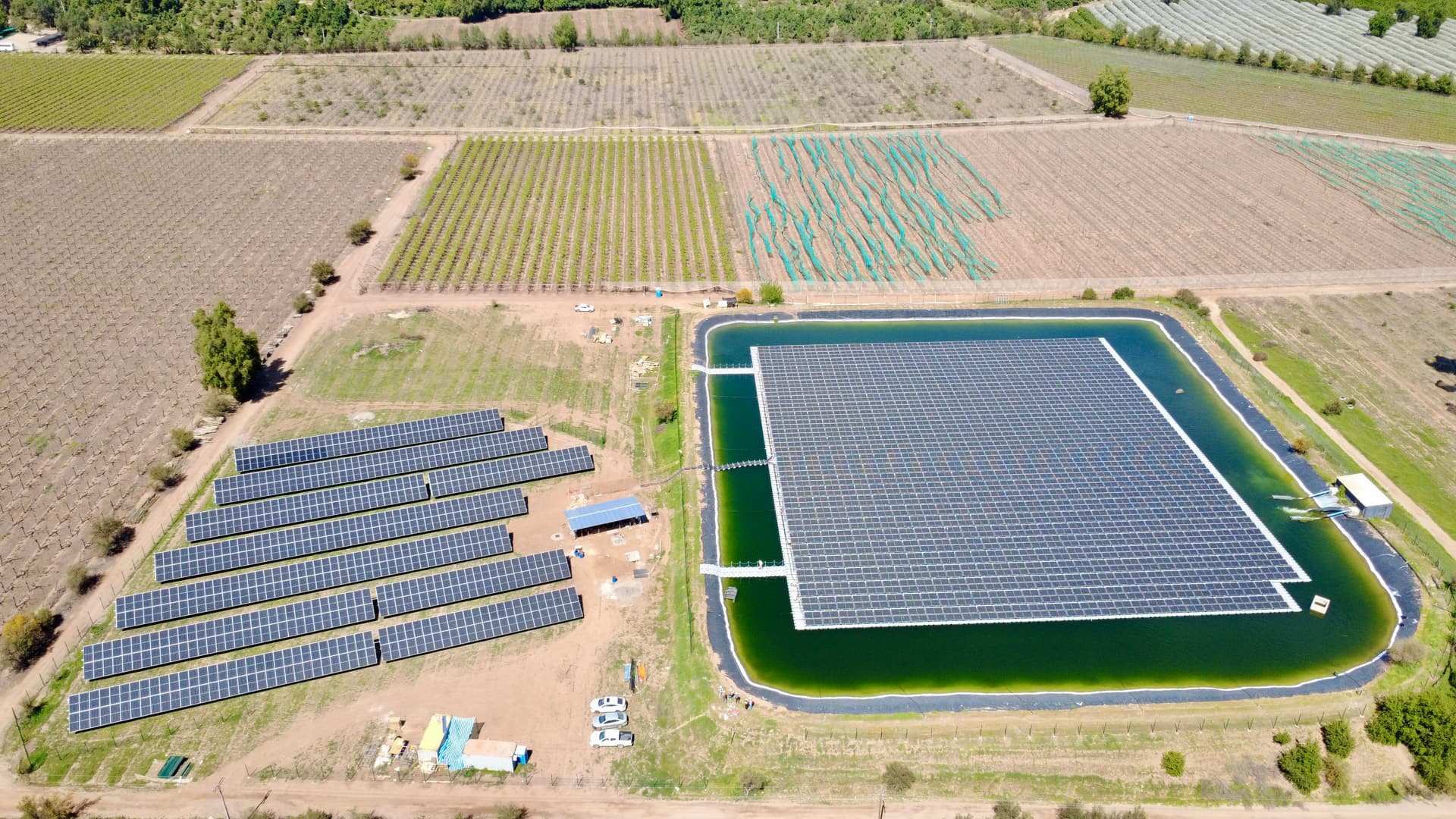 Vista aérea de la planta solar flotante de Agrifrut sobre un tranque