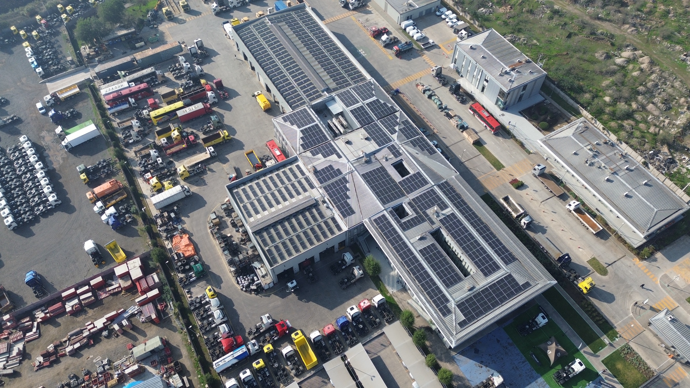 Vista aérea de la planta solar industrial Volvo en Quilicura